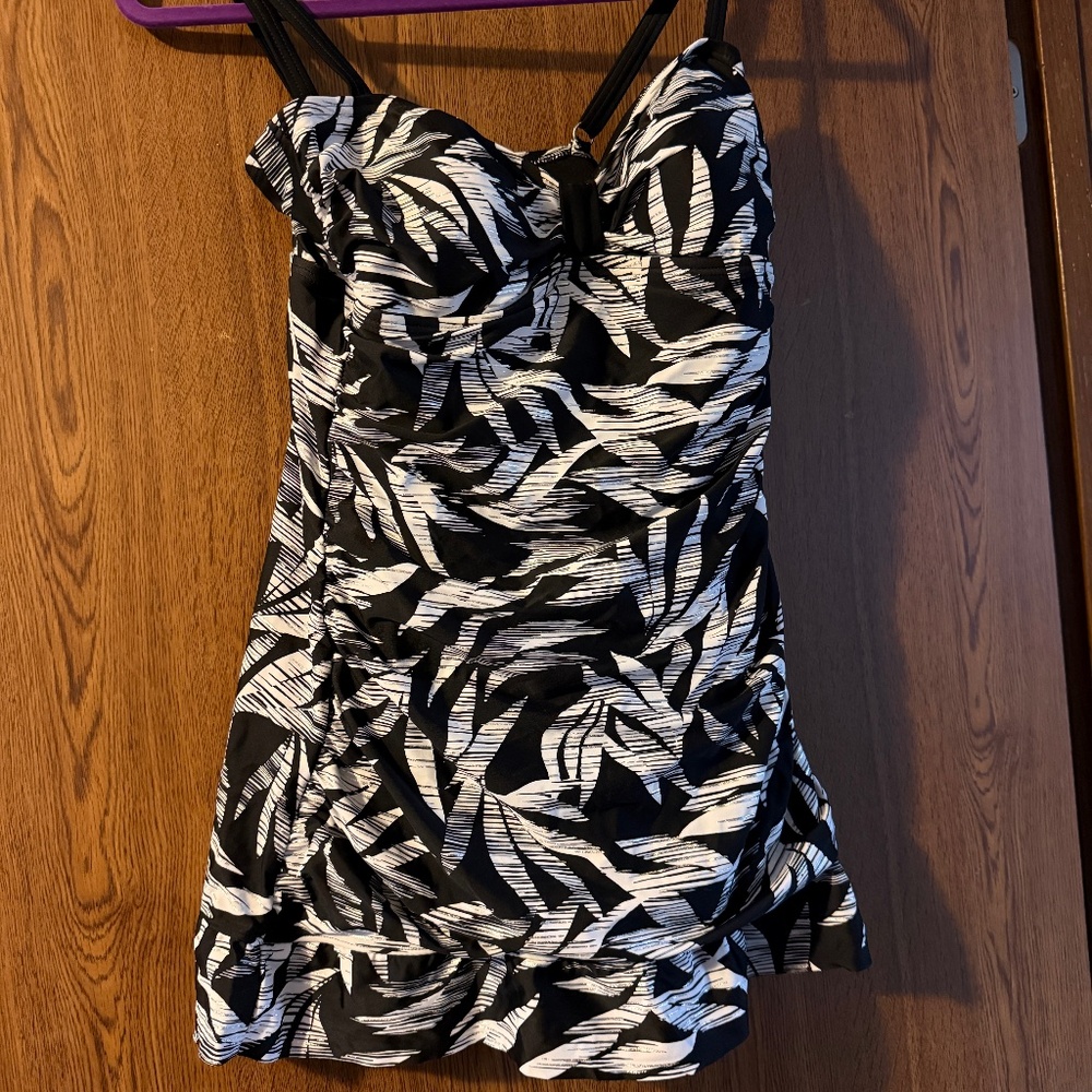 Beach Diva; Size 12; Black, White and Silver